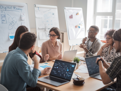 Wie entwickeln sie eine digitale roadmap, die erste 90 tage ergebnisorientiert priorisiert